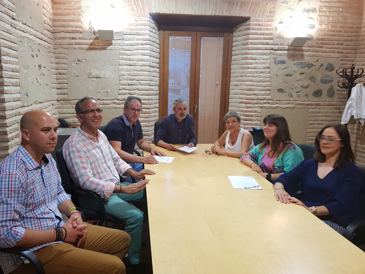 Ayer nuestro cabeza de lista @rovrovrm y los concejales electos firmaron el pacto de gobierno con UCIN y Ganemos Órgiva. Nuestro compromiso siempre ha sido trabajar por nuestros vecinos. Gracias al <a href="/ppgranada/">PP Granada</a> por su apoyo y al #nuevogobiernoandaluz.