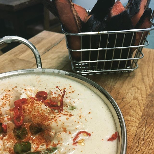andrewsmithfit's tweet photo. YOU KNOW THE BLOODY NIGHT! Thai green fish curry with onions, peas, green beans and pumpkin chips! #redchillies #youknowthenight #currynight #greencurry #fishcurry #rubymurray #rusticboard #goldfork https://t.co/uDwiMBmqOf https://t.co/KaVsIl0OOM