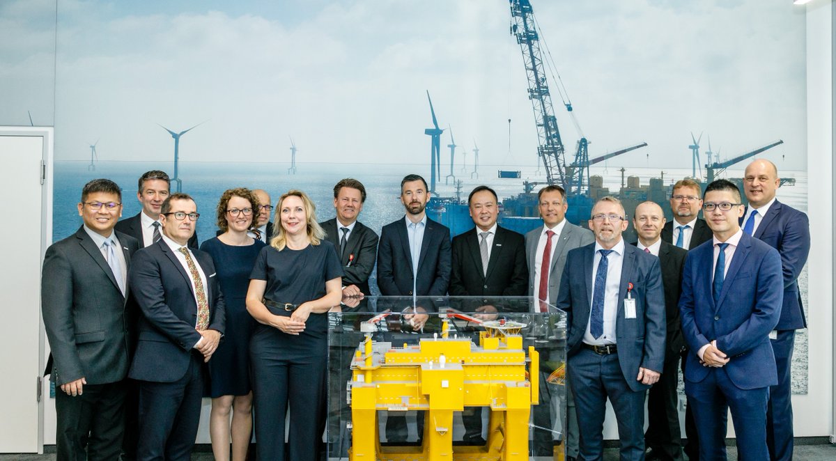 TenneT_Germany's tweet photo. Gestern unterzeichneten TenneT und ein Konsortium aus @aibelAS und #KeppelFELS den Vertrag für den Bau der Konverterstationen für das #Offshore-Netzanbindungsprojekt DolWin5. Fertigstellung des 900 MW-starken Projekts ist für 2024 vorgesehen. #Energiewende https://t.co/jz2UC5qXeK https://t.co/GzcYjTLamb