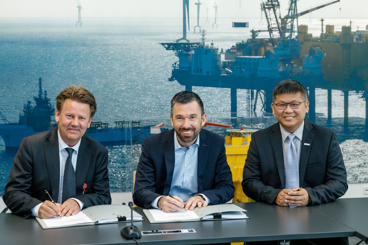 TenneT_Germany's tweet photo. Gestern unterzeichneten TenneT und ein Konsortium aus @aibelAS und #KeppelFELS den Vertrag für den Bau der Konverterstationen für das #Offshore-Netzanbindungsprojekt DolWin5. Fertigstellung des 900 MW-starken Projekts ist für 2024 vorgesehen. #Energiewende https://t.co/jz2UC5qXeK https://t.co/GzcYjTLamb
