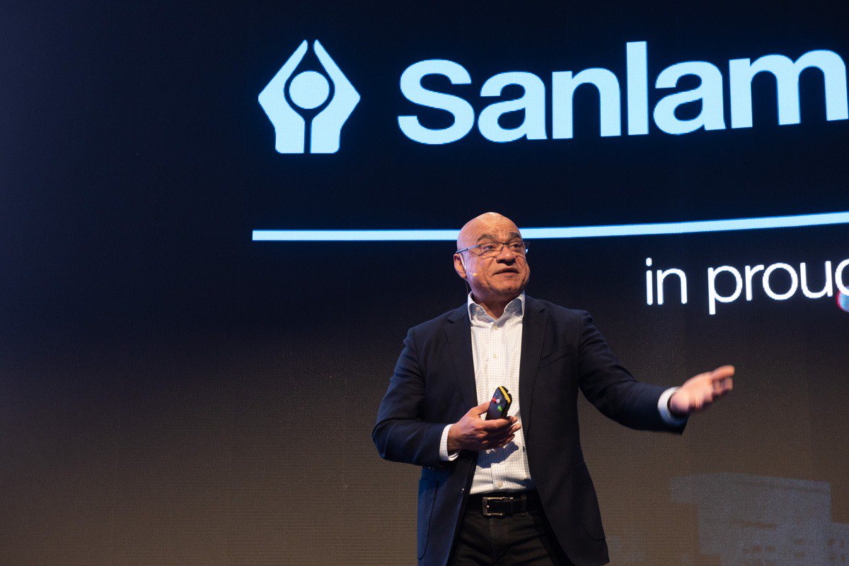 Jennabel's tweet photo. "Neurochemicals such as serotonin, dopamine, cortisol affect our decisions deeply. As a decision shaper/advisor you need to play to the emotional brain". Baba Shiv, @StanfordGSB #i3Summit #SanlamInvest #GlacierBySanlam https://t.co/nL1mIMIlIW