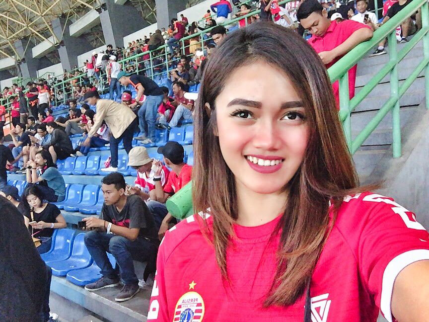 Bidadari_Bola's tweet photo. Bidadari Tribun Cantik Persija Sepak Bola Liga Indonesia Jess Amalia.
Follow us https://t.co/XwToCIMzHx #BidadariTribun #BidadariBola #BidadariSepakBola #SepakBola #LigaIndonesia #MacanKemayoran #BolaIndonesia #PSSI #PresenterBola #PresenterCantik #BidadariSelfie #Persija https://t.co/HiP6AYBWbV