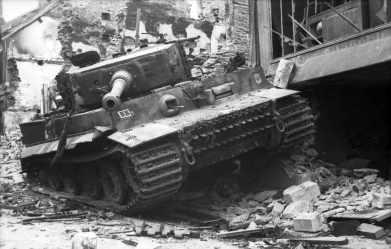 benoitrondeau14's tweet photo. Il y a 75 ans: 13 juin 1944, la campagne de tir de #V1 sur l'Angleterre débute réellement. La journée est cruciale: #Rommel échoue à reprendre #Carentan et #Montgomery échoue dans son enveloppement de la Panzer Lehr à #VillersBocage.
#DDay75 #OTD #CeJourLà https://t.co/zazOUqW5X1