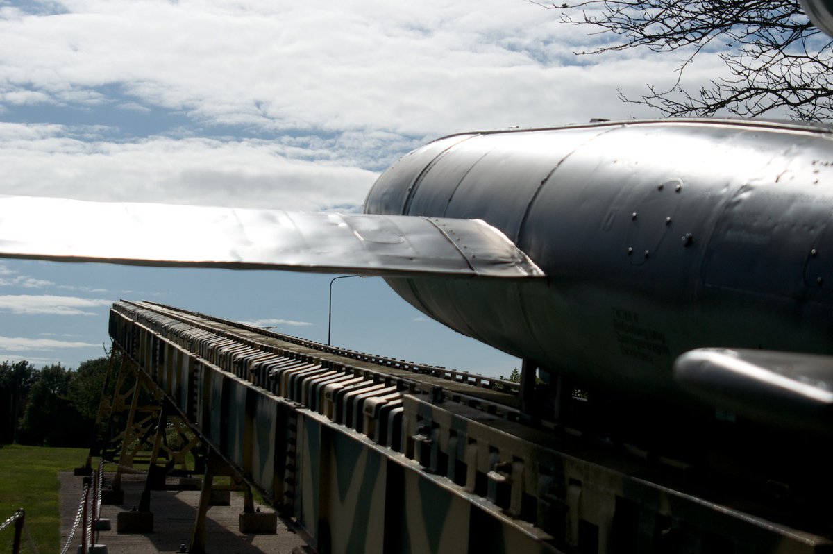 Il y a 75 ans: 13 juin 1944, la campagne de tir de #V1 sur l'Angleterre débute réellement. La journée est cruciale: #Rommel échoue à reprendre #Carentan et #Montgomery échoue dans son enveloppement de la Panzer Lehr à #VillersBocage.
#DDay75 #OTD #CeJourLà