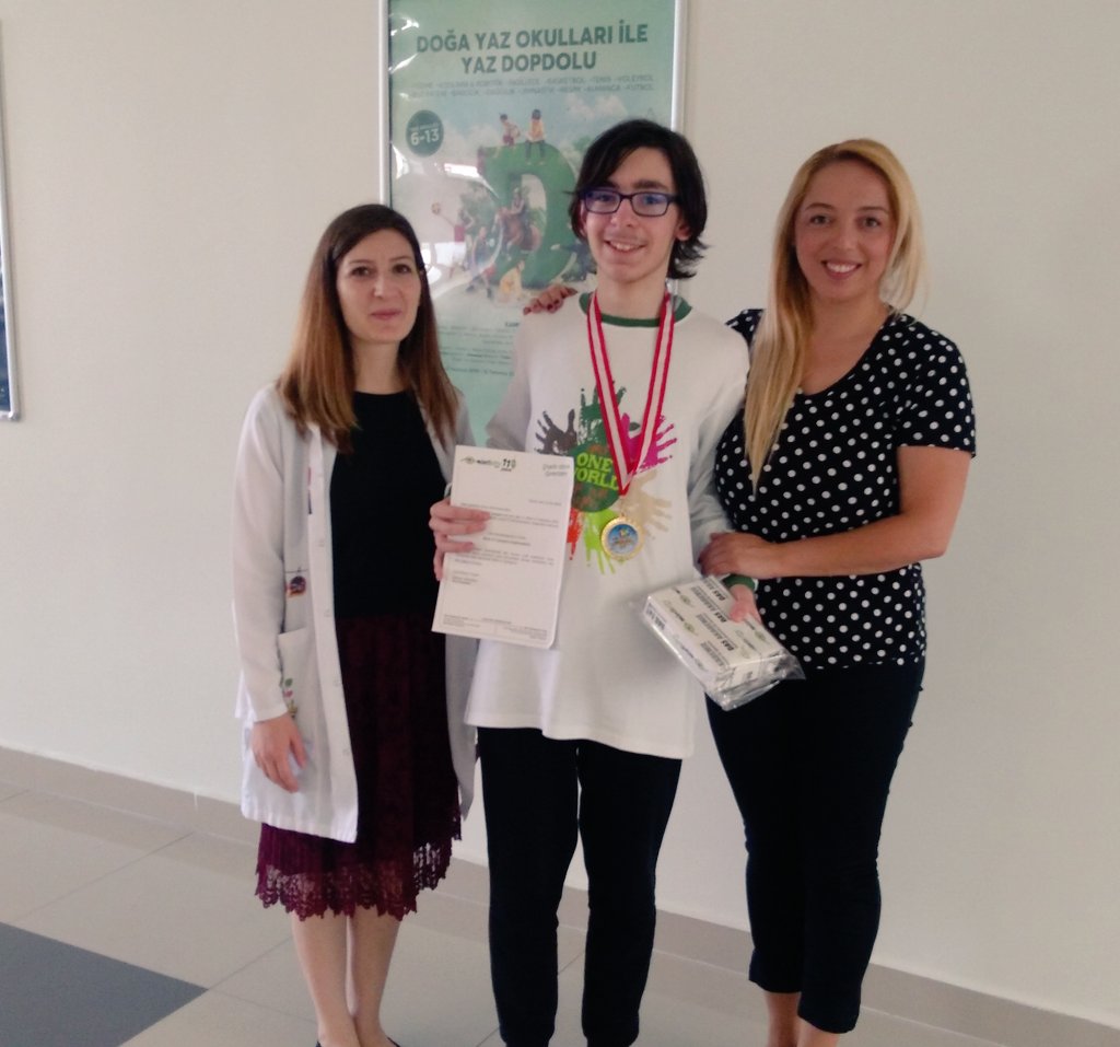 Minticityolimpiyatlarında 1.olan öğrencimiz Yiğit Doğan'a madalyası ve ödülünü Müdürümüz takdim etti #DogadaAlmanca