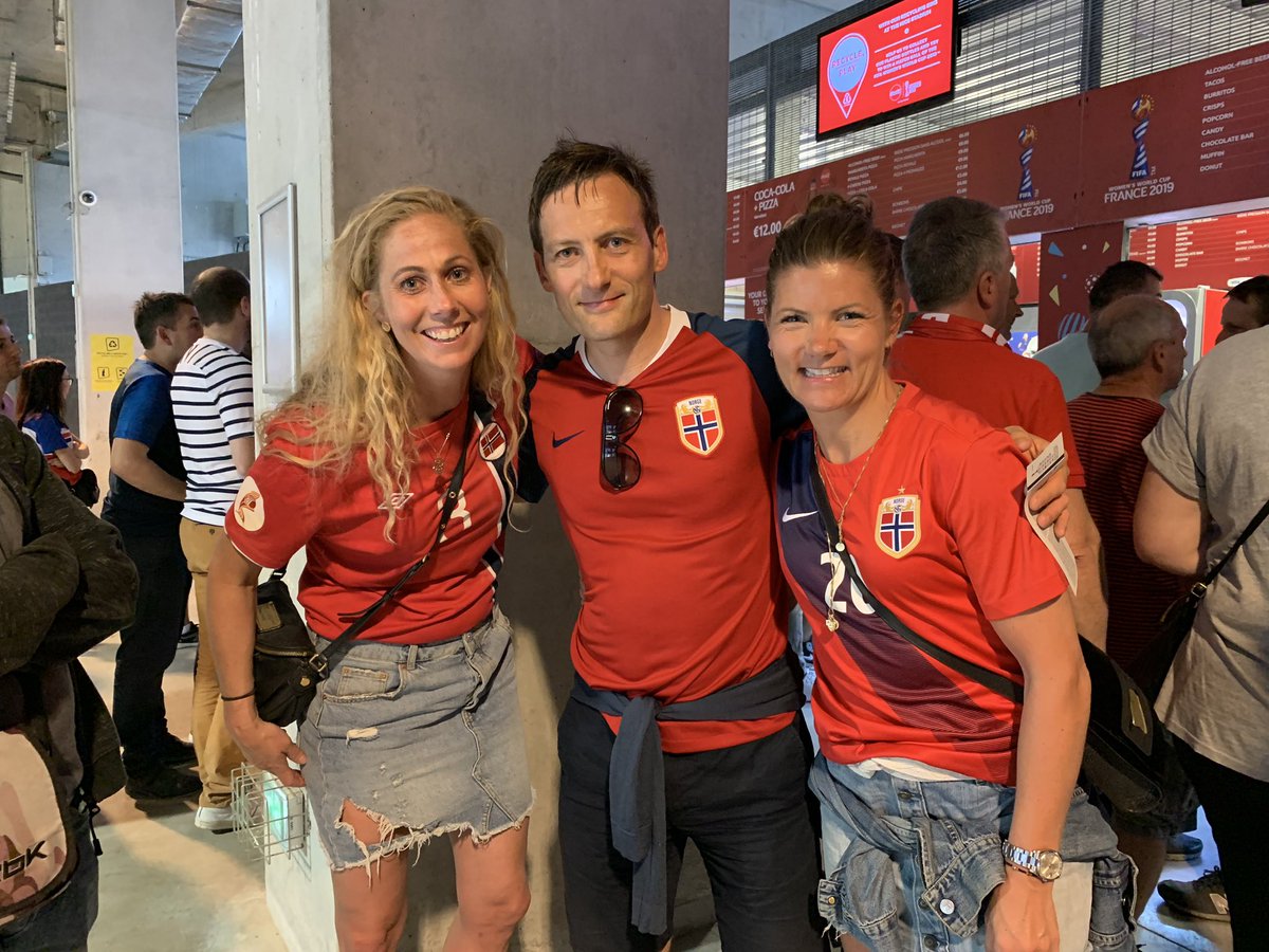 Straffe eller ikke, kvinnefotball har kommet for å bli (hvis noen fortsatt var i tvil ) 😉 

Fantastisk ramme i går og to gode lag. Traff flere kjente på stadion, inkl to tidligere Norge &amp; Røa profiler. God stemning! <a href="/MaritFiane/">Marit Fiane Grødum</a> <a href="/sirinordby/">Siri Nordby</a>