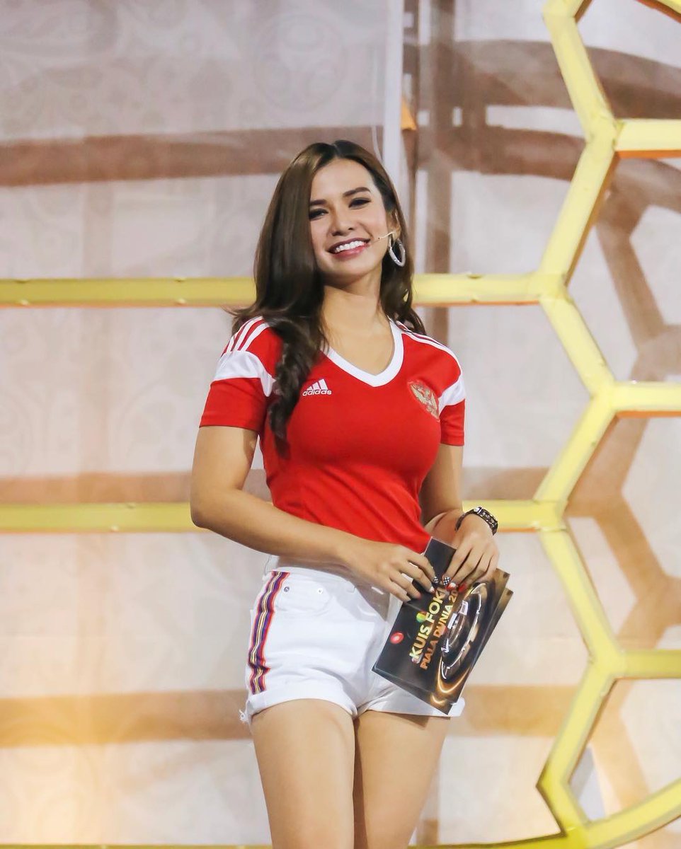 Bidadari_Bola's tweet photo. Bidadari Tribun Sepak Bola Liga Indonesia Presenter Cantik Maria Vania.
Follow us https://t.co/XwToCIMzHx #BidadariTribun #BidadariBola #BidadariSepakBola #SepakBola #LigaIndonesia #BeritaBola #BolaIndonesia #PSSI #PresenterBola #PresenterCantik #BidadariSelfie https://t.co/e5qb92agMs