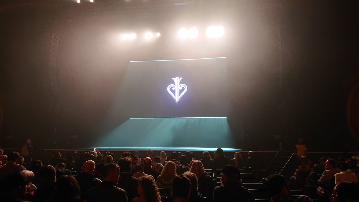 T0mKelly's tweet photo. From a #VHS in 2000 to the @O2ApolloManc stage on Tuesday night, still amazing people in his own unique, and sometimes strange, way! Great night seeing @davidblaine live after all the years of watching his stuff on TV!
♠️🧙♂️🔥🃏💧 #RealOrMagic https://t.co/PyZ81BNrzk