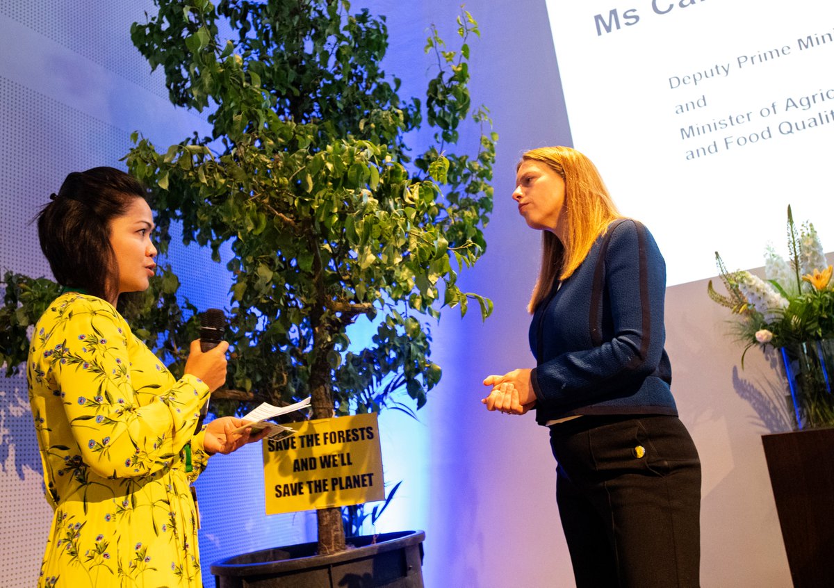GreenpeaceEU's tweet photo. European consumption drives forest destruction around the world 🔥🌳🔥
EU must get serious about stopping #deforestation and make companies cut it out of their supply chains
We gave a tree to the Dutch government, chair of #AmsterdamDeclaration group, asking for EU laws now! https://t.co/kmWFSNnLqE