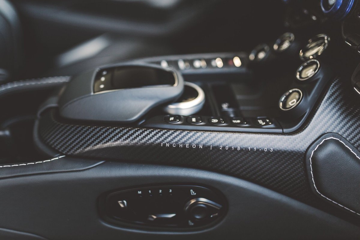 Vantage is raw and instinctive, unwavering in its singular purpose: to overwhelm the senses through its world-renowned design, agile performance and dedicated craftsmanship. فانتج شهادة على سعينا الحثيث وراء كل شي جميل . هيكلها الألومنيوم القوي المحكم يضمن سيطرة كاملةورشاقة.