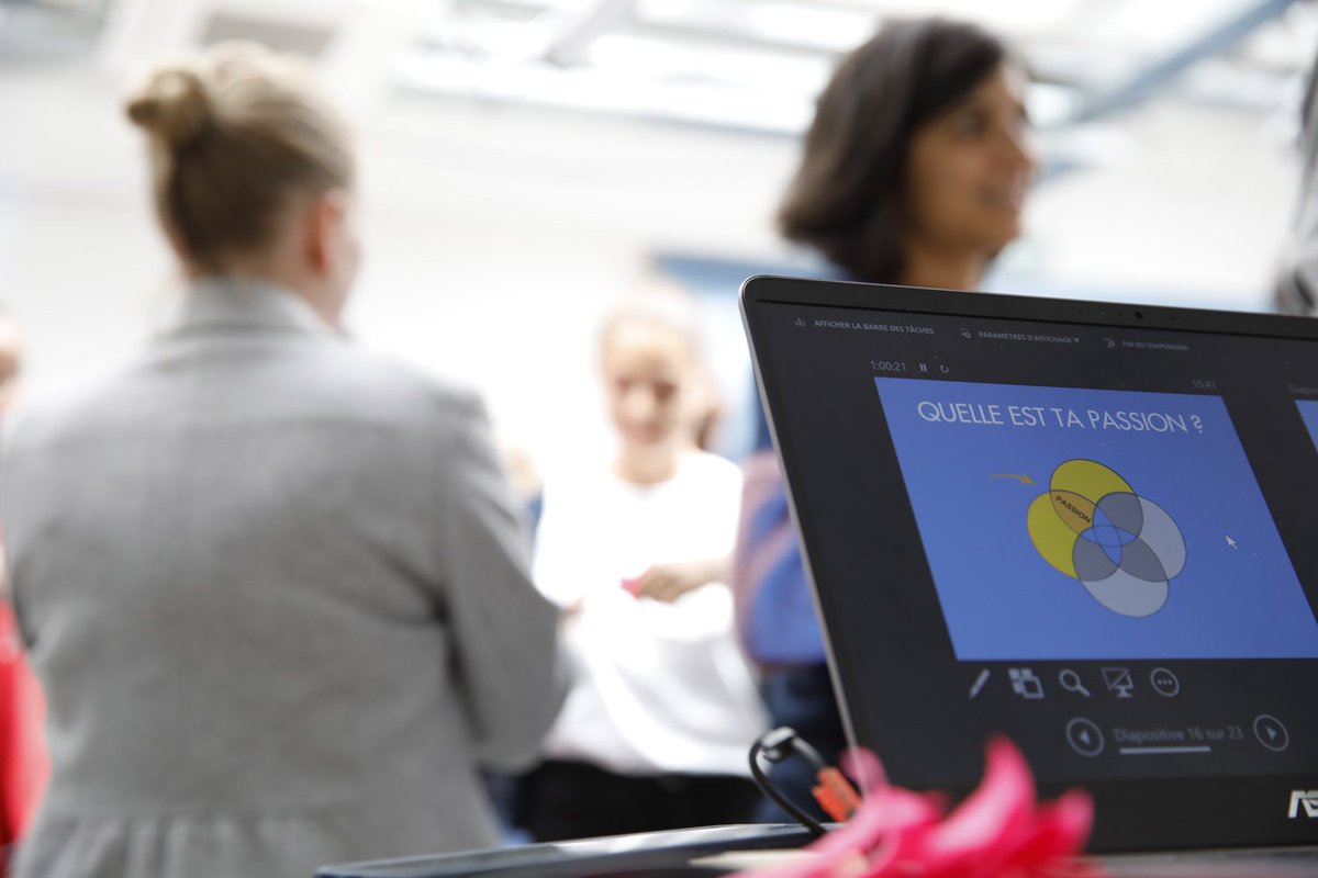 AbbVieFrance's tweet photo. Trouver sa voie n’est pas toujours facile…💭 Nos collaborateurs accompagnent les jeunes de @Inst_Telemaque sur des ateliers d'orientation 💻💡#Ikigaï #WeekofPossibillities #AbbVieGivesBack ©@DureuilPhoto cc @Benenova_fr https://t.co/DPpXlHfNVL