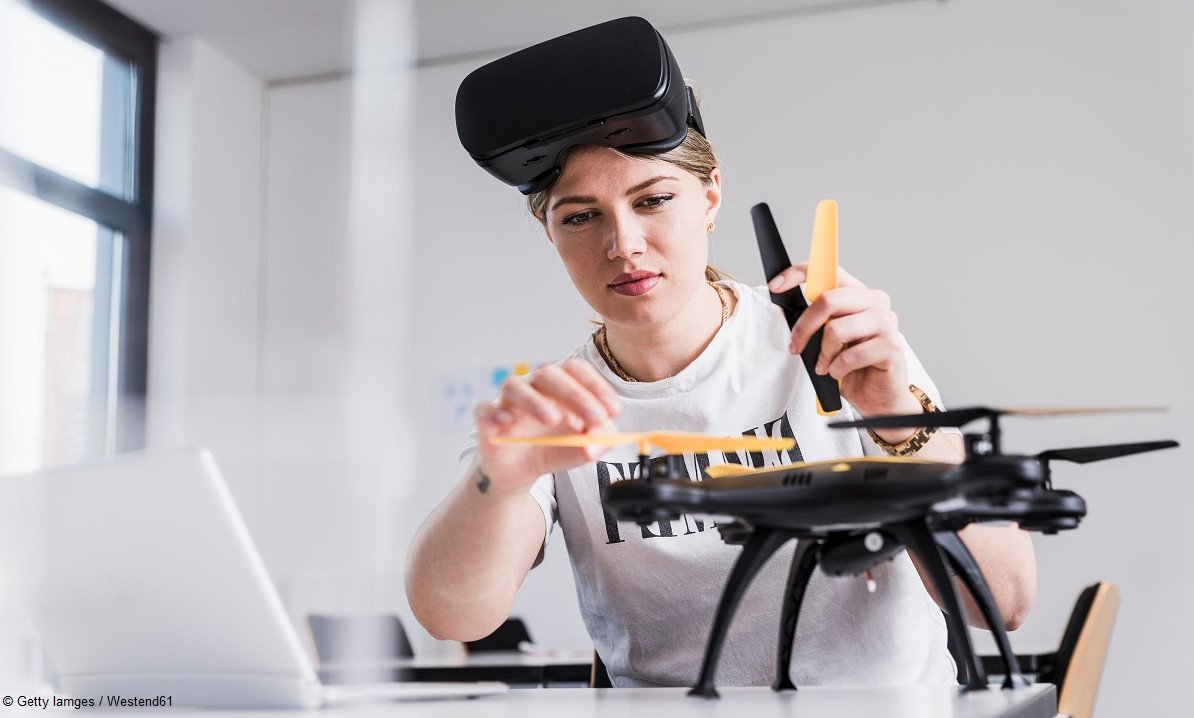bmftr_bund's tweet photo. „Frauen für die duale MINT-Ausbildung gewinnen“ ist Titel des Hermann-Schmidt-Preises 2019 @BIBB_de. Bis 22. Juli können sich Betriebe, Berufsschulen &amp; berufliche Bildungseinrichtungen bewerben, die innovativ &amp; gezielt Frauen in #MINT -Berufen ausbilden. https://t.co/fMI7ZGg6wI https://t.co/hm32mPDOXZ