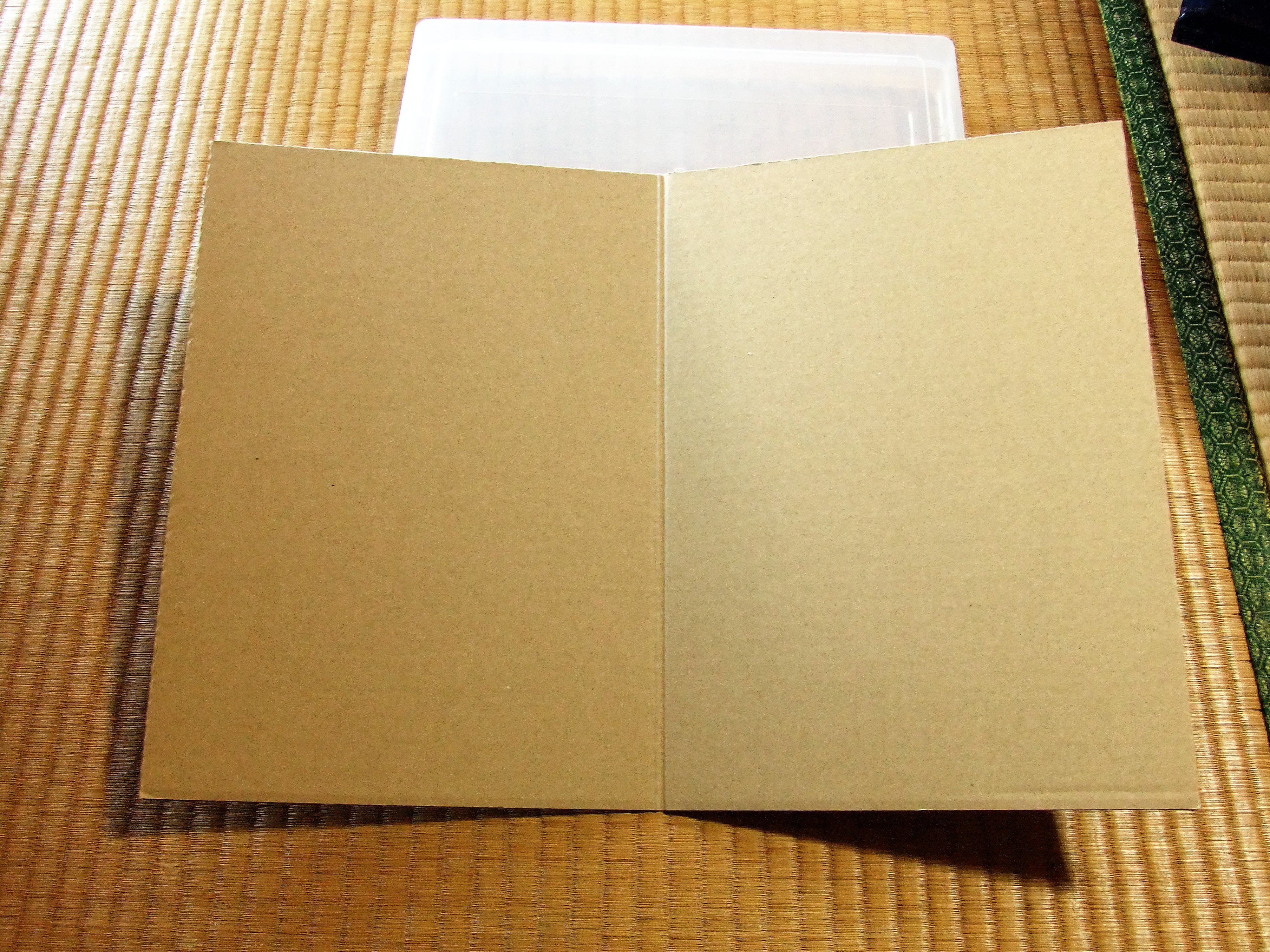 あい えせおたく Auf Twitter クリアファイルの交換の梱包に悩んでるみんな アースダンボールさんが Hakoshokunin いい物作ってくれたよー 文字数では説明しきれないので画像とリプをご覧ください 二つ折りダンボール板 角2封筒に入る 挟んで送る