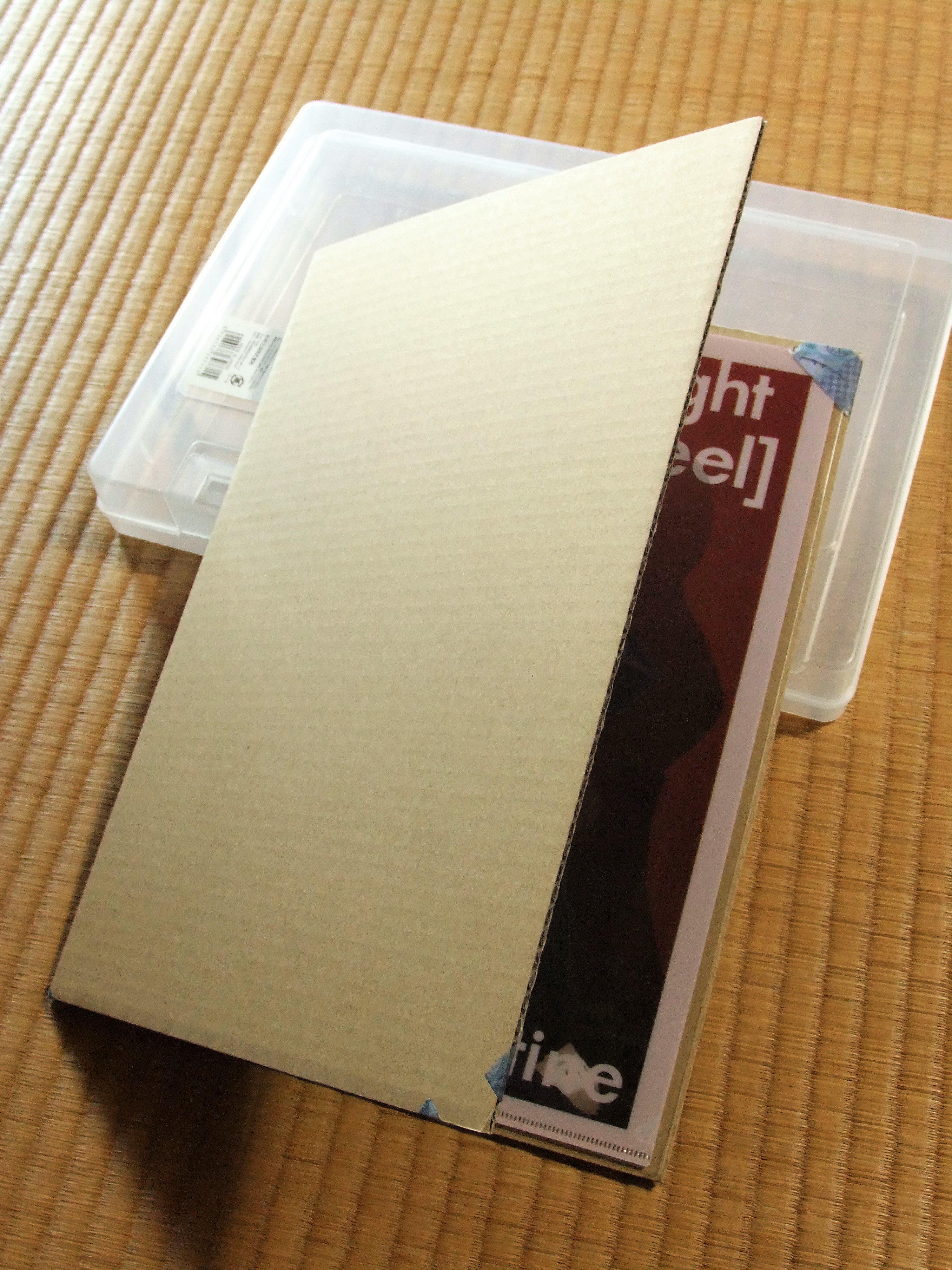 あい えせおたく Auf Twitter クリアファイルの交換の梱包に悩んでるみんな アースダンボールさんが Hakoshokunin いい物作ってくれたよー 文字数では説明しきれないので画像とリプをご覧ください 二つ折りダンボール板 角2封筒に入る 挟んで送る