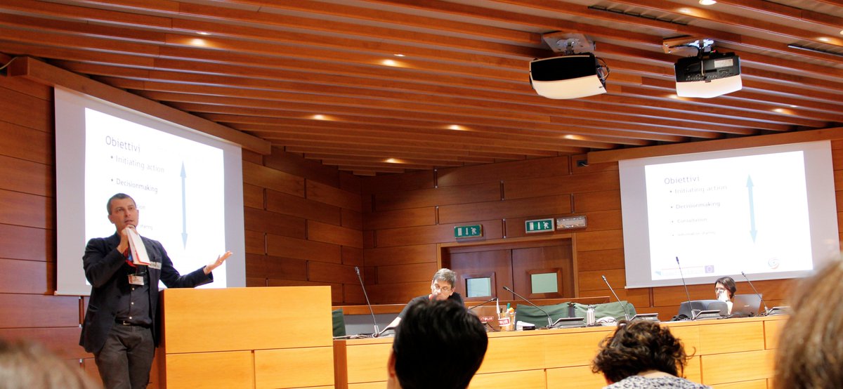 Il facilitatore @Gerardodeluz ci sta introducendo una delle metodologie di progettazione partecipata che oggi usereremo all’#AutoscuoladellaPartecipazione: la charrette!