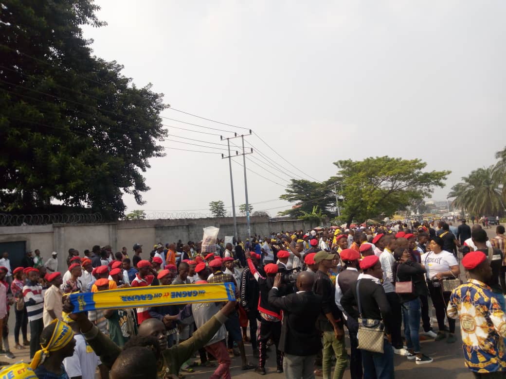 JAmbongo's tweet photo. #RDC_la_jeunesse_du_pprd_dans_la_rue_de_Kinshasa: des millions des jeunes ds les principales artères vêtus de berret rouges, motivés cette démonstration des forces par leurs volontés d'exprimer leurs soutien à la présidente de l'#AssNat @JeanineMabunda . À l'#Udps on tremble #DRC https://t.co/G4NfQMeZwT