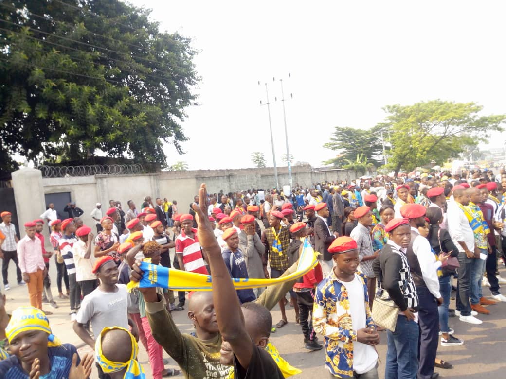 JAmbongo's tweet photo. #RDC_la_jeunesse_du_pprd_dans_la_rue_de_Kinshasa: des millions des jeunes ds les principales artères vêtus de berret rouges, motivés cette démonstration des forces par leurs volontés d'exprimer leurs soutien à la présidente de l'#AssNat @JeanineMabunda . À l'#Udps on tremble #DRC https://t.co/G4NfQMeZwT