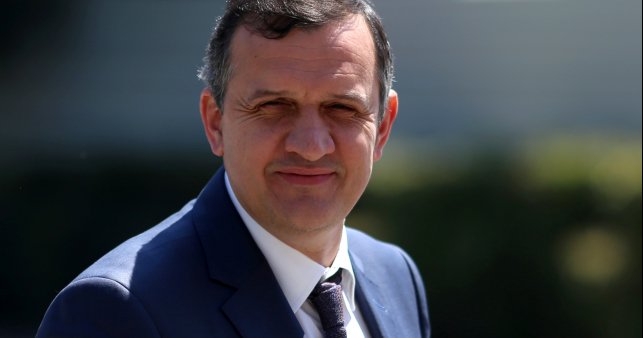 RolandQafoku's tweet photo. Sot ne 21.00 ne Debati ne Channel one te ftuar deputetet e PS ILIR BEQJA dhe BESNIK BARAJ perballe gazetareve APOLLON BAÇE dhe LEONARD KARAJ. https://t.co/9BZJfcKHYZ