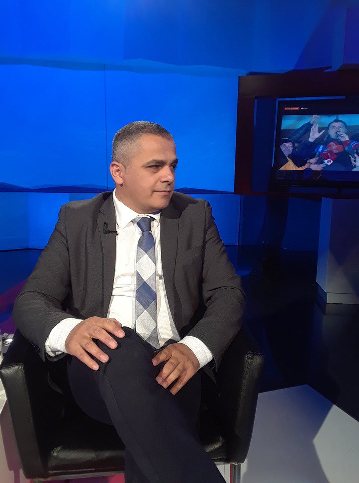 RolandQafoku's tweet photo. Sot ne 21.00 ne Debati ne Channel one te ftuar deputetet e PS ILIR BEQJA dhe BESNIK BARAJ perballe gazetareve APOLLON BAÇE dhe LEONARD KARAJ. https://t.co/9BZJfcKHYZ