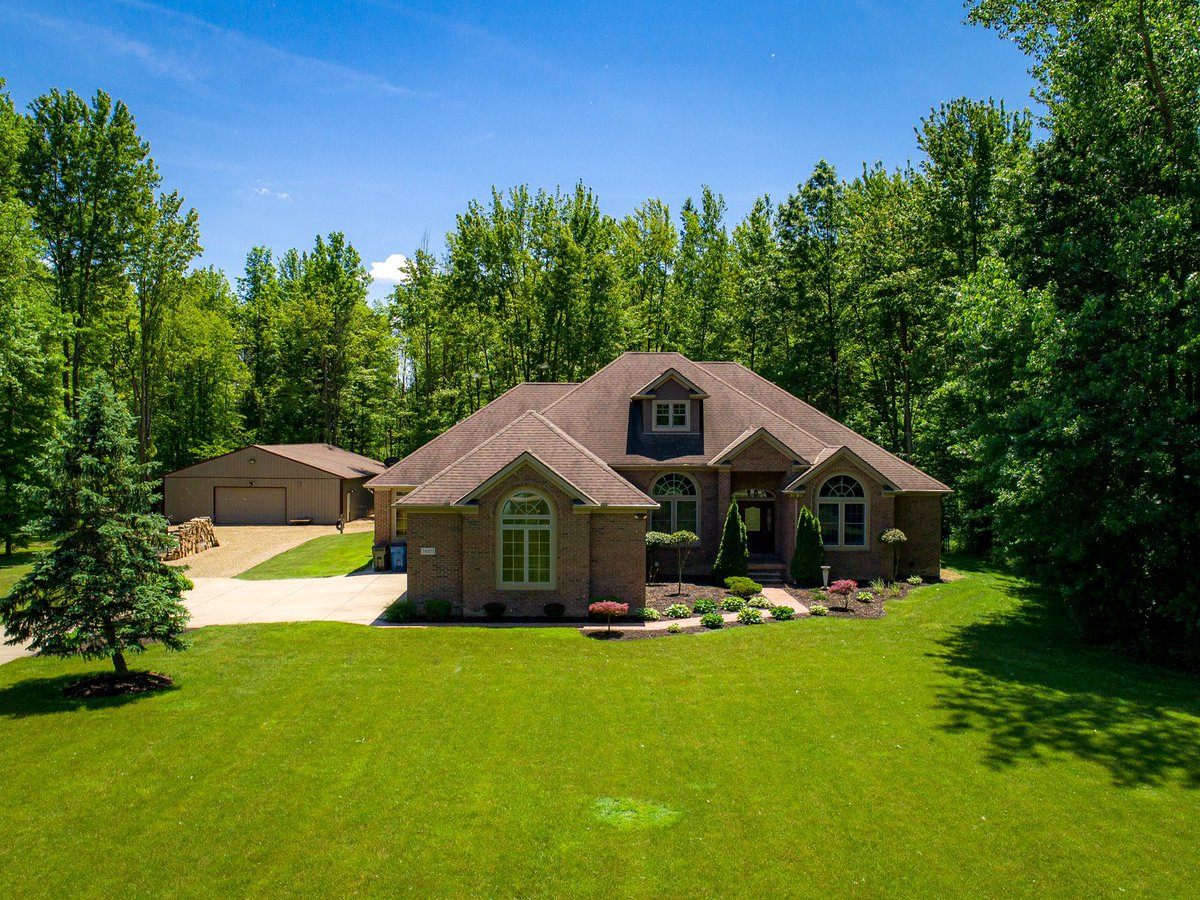 WayUpAerial's tweet image. •NEW LISTING• 26171 Osborne Rd in Columbia Station, OH. “Beautifully designed ranch situated on 4 acres...4Bed/3.5Bath...” For more info contact @KimCraneHomes or visit kimcranehomes.com {Video Coming Soon} #wayupaerialimages #homesforsale #realestate #kimcranegroup
