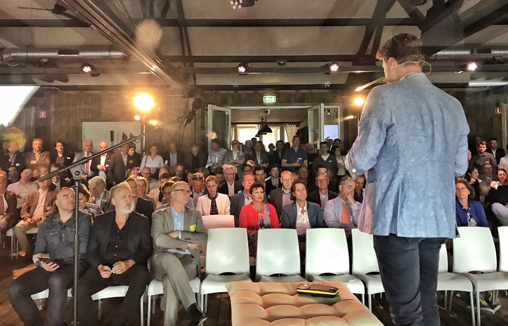 JPToonen's tweet image. René Kessen introduceert het programma op LIOF Festival. En Tys van Elk (derde links) en Jack Poels (tweede) beluisteren dat aandachtig. #liof #lioffestival