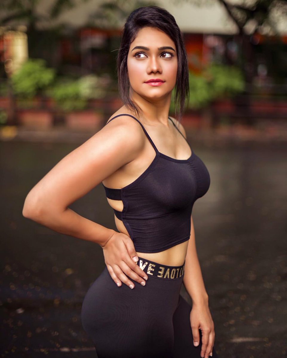 ActressStuffs's tweet photo. How a Trainer Should be 😍

#RuchiShah https://t.co/BRXWRpuA3Z