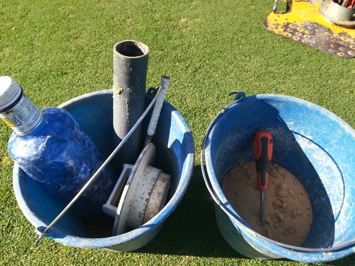 ElsoAyala's tweet photo. Cada maestro tiene su librito, pequeño reportaje como se cambian las copas en #BellavistaGolfHuelva #Greenkeepers ⛳🔝👏💪 https://t.co/axmu5gdFdu
