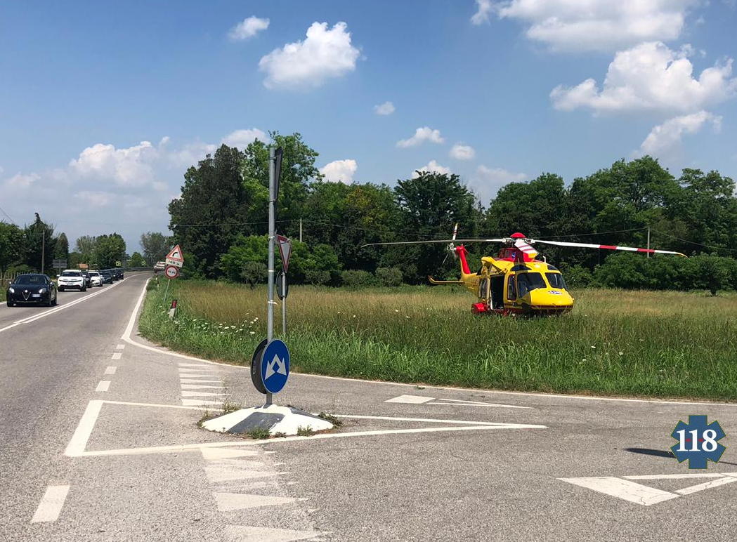 SUEM_Veneto's tweet photo. 13GIU 13:50 #suemTV #Maserada Camion contro auto, intervento #Leone1, #ambulanza, @vvfveneto. Conducente ricoverata a #Treviso in condizioni gravi https://t.co/qWxwmDsH5H