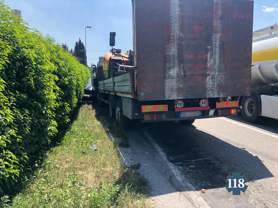 SUEM_Veneto's tweet photo. 13GIU 13:50 #suemTV #Maserada Camion contro auto, intervento #Leone1, #ambulanza, @vvfveneto. Conducente ricoverata a #Treviso in condizioni gravi https://t.co/qWxwmDsH5H