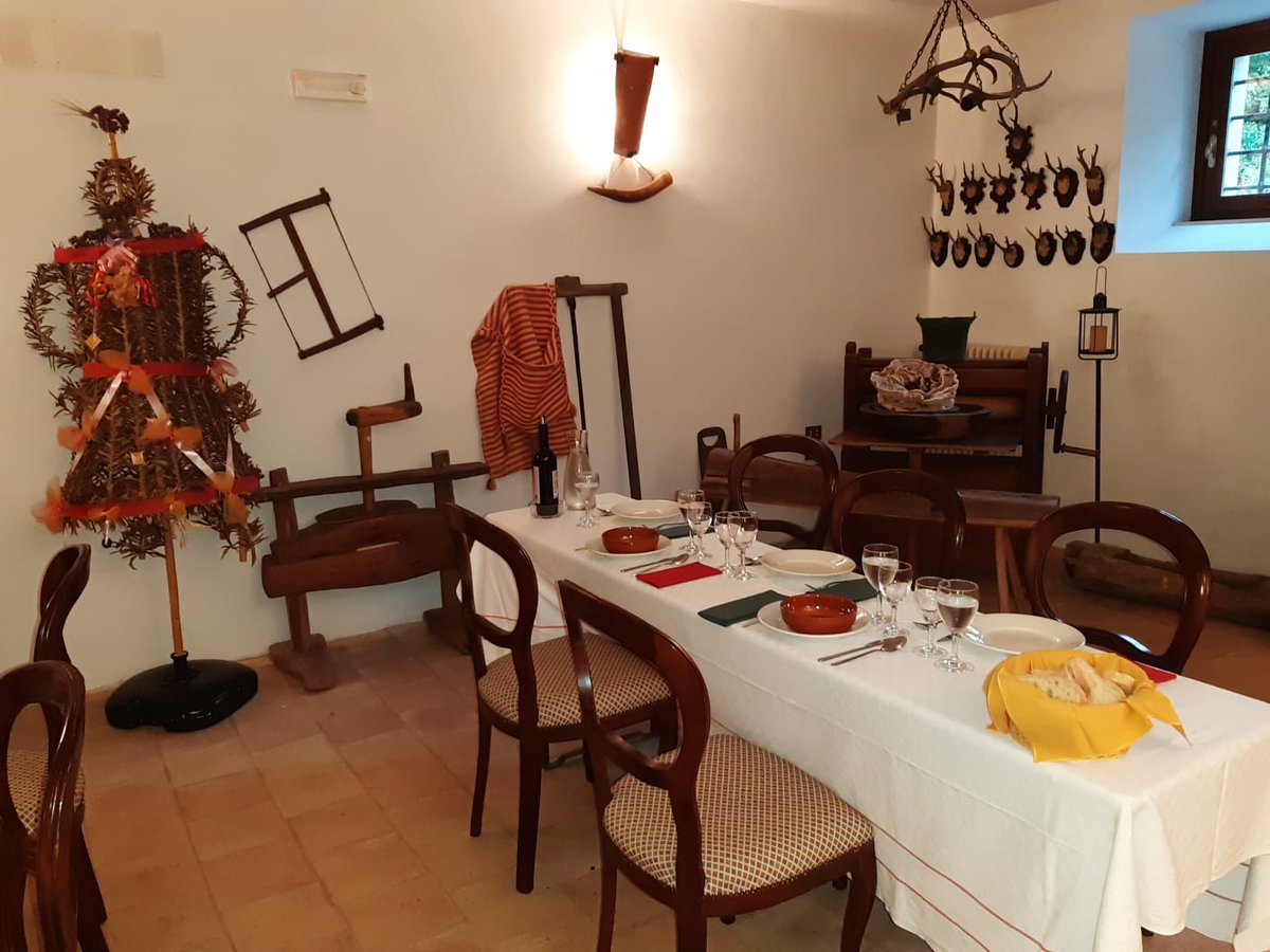 A #TorreCamigliati si prepara il fieno in attesa di ospiti americani attesi in #Sila. Per loro cena a base di prodotti tipici e visita al museo dell'artigianato e degli attrezzi contadini della #Calabria. Natura, storia, cultura (e buona tavola): il fascino del nostro #Sud.