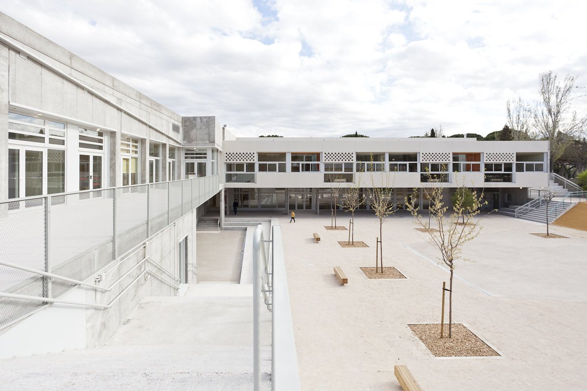 ventanasuin2's tweet image. Modelo uin2.RT en Escuela Liceo Francés en Madrid. Modelo con puente de rotura térmica.