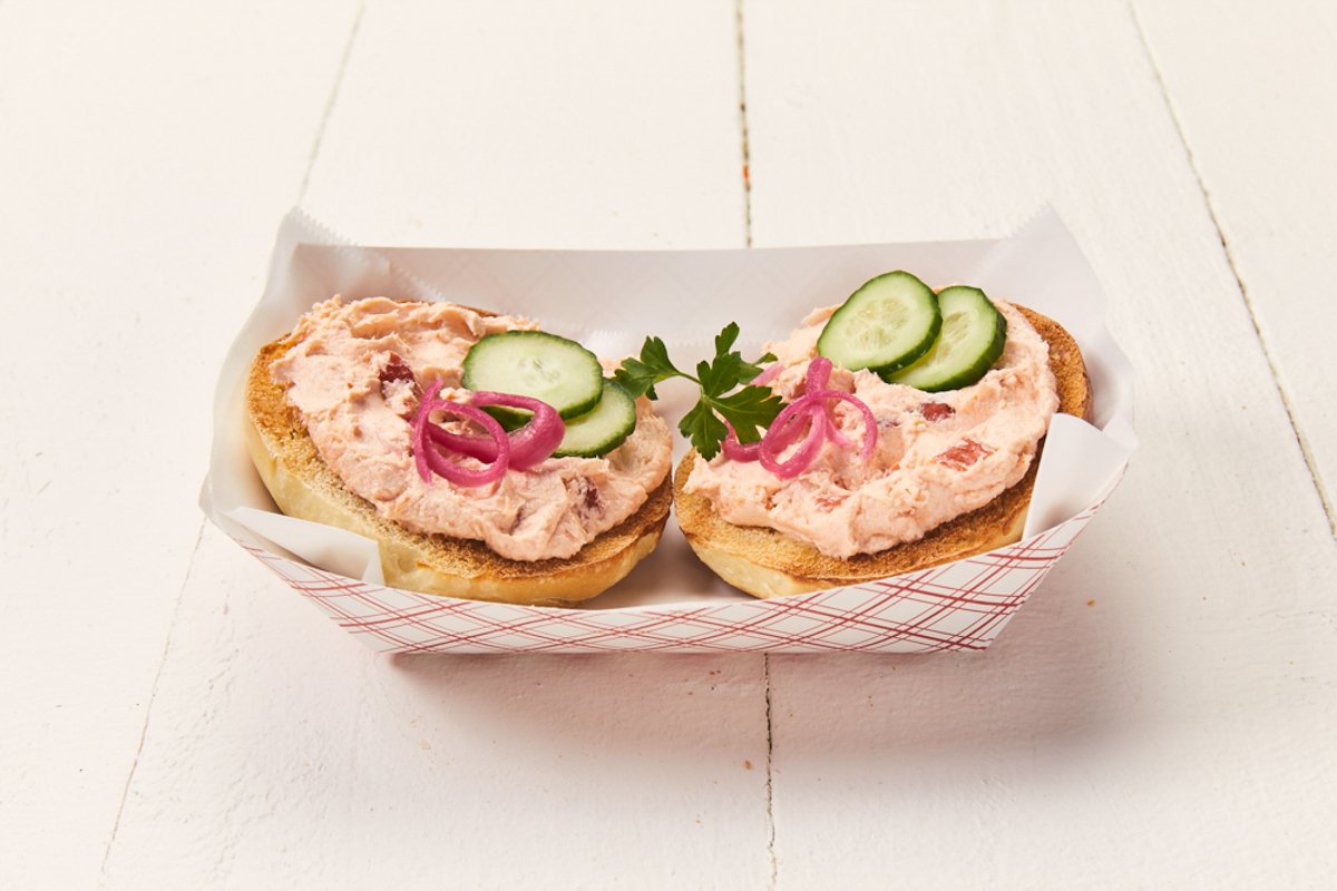Start your morning right by #FeelinLucky w/ our #SmokedSalmon #Bagel! Smoked salmon #creamcheese on a toasted bagel, served w/ #pickledonions & #cucumber! Located on #CentralTerminal @SeaTacAirport