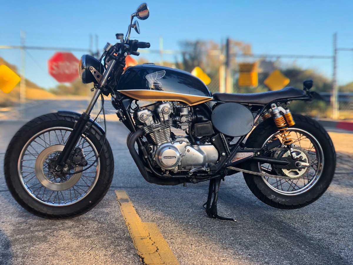 RideFastDieOld's tweet photo. Golden hour. #caferacer #cb750 #tracker https://t.co/XQJ4Ng0kTq