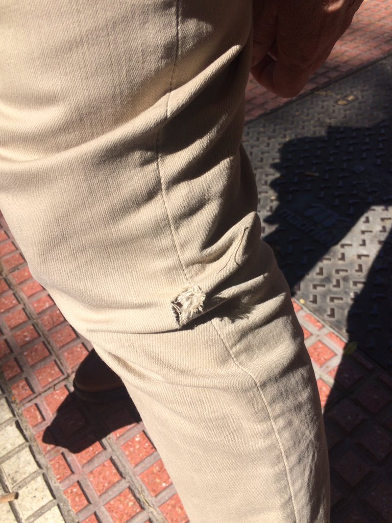 nat_mbg's tweet photo. La no reparación de uno de los coches de @Uber_ES me rompió mi pantalón Levis. Puse una reclamación el 11 de mayo y nunca he tenido respuesta. El conductor, evidentemente, nos daba la razón 😤 Sigo esperando... https://t.co/svh5ti3GYy