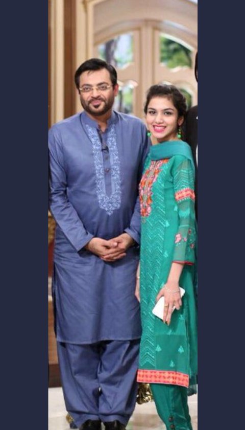 MyMsgIsLove's tweet photo. Tuba ke the tweet ke mutabiq shadi 2017 mein hui... Aur yeh jo tasaweer hain tuba ki ALH ke sath woh 2016 ki hain subhe pakistan ke set ki...Shadi se pehle namehra mardon ke sath itna chipak kar pictures shareef larkian nahin khichwatein... Isliye prostitute kaha jata hai tuba ko https://t.co/cfdwP1I65j