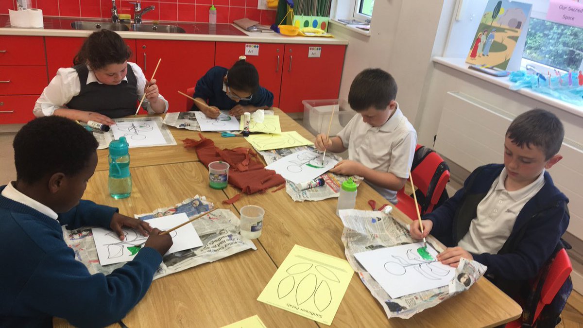 french2ndclass's tweet photo. Using Vincent Van Gogh to inspire our sunflowers this afternoon 🌻 @SaintAidansPS https://t.co/sR4CX1Djnv