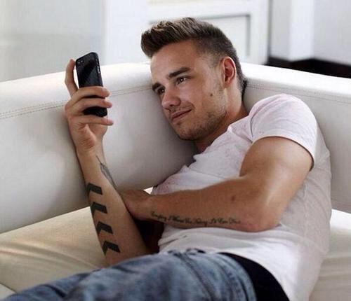 sincezaynd's tweet photo. WAITING FOR ONE DIRECTION TO GET BACK TOGETHER LIKE: https://t.co/CODZVK4fYW