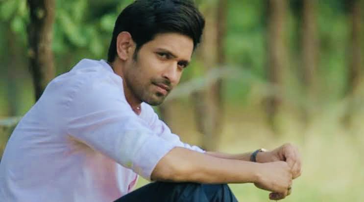 25. Veer (Vikrant Massey)- Broken but Beautiful I’m not saying he’s right in being self-destructive and not moving on. All I’m saying is that you can feel his pain, his despair, his guilt, his grief especially when he says“Pyaar kya kisi expiry date ke saath aata hai?”