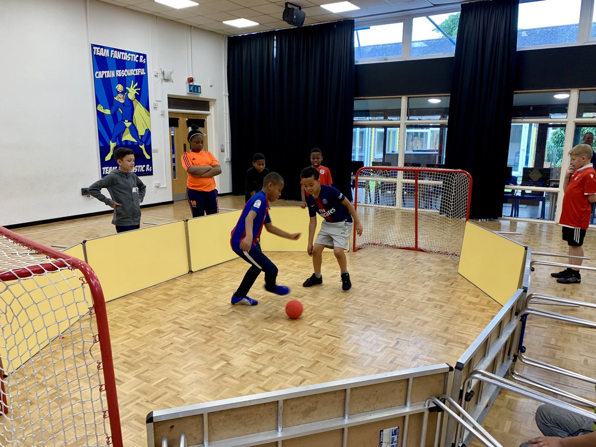 Our year 5/6 football team were practicing their 1v1 skills in our home-made arena. This was working on their ball control and improving their skills.⚽️