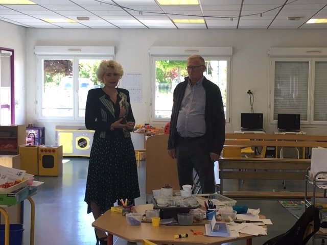 Prefet68's tweet photo. [#Collectivité]
Emmanuelle Guenot, s/préfète d'Altkirch,s'est rendue aujourd'hui dans la commune de #Bisel
▶️Rencontre avec M. Joseph Berbett, maire, M. Riff, 1er adjoint, Mme Muth, 2e adjoint et Mme Scherrer, secrétaire
▶️Visite du village et des écoles maternelle et élémentaire https://t.co/sXzJyrZyDW