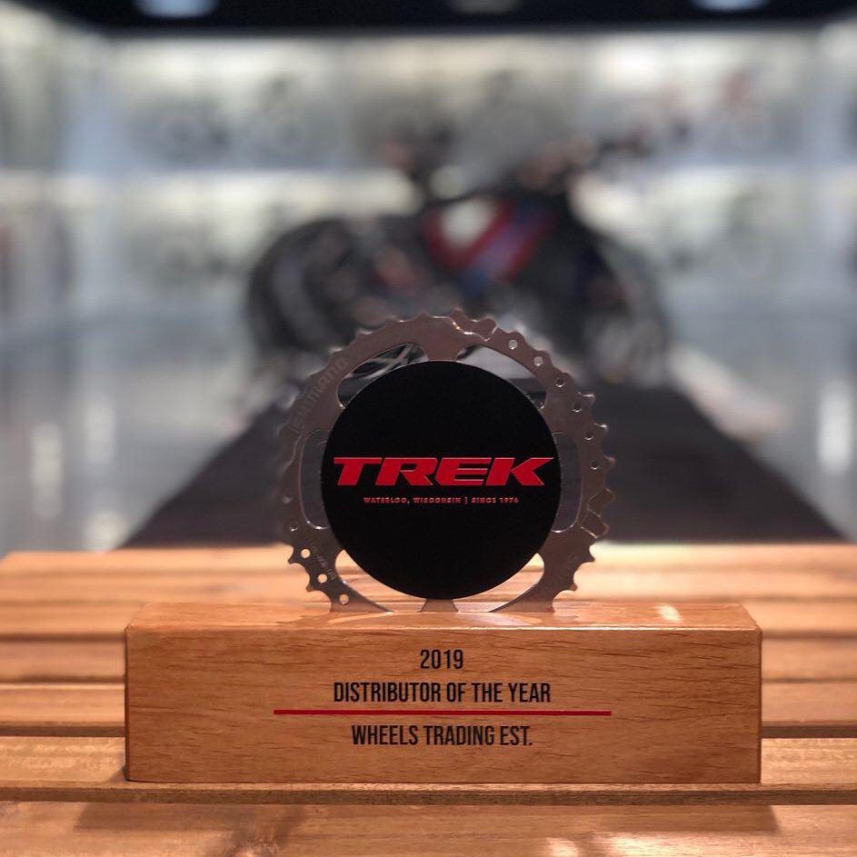 wheels_bikes's tweet photo. ونفخر نحن في #عجلات بأن نكون وكلاء شرکۀ تریك (TREK) العالمیة، وسنحرص دائماً على السیر بخطى ثابته لنشر وتطویر ریاضة الدراجات في المملکة العربیة السعودیة، وسنسعى جاهدین دائماً لارضاء و اشباع طموحات كل درّاج في المملکة
#دراجتي_السعودية
  #الدراجة #المسار_الرياضي #مجتمع_صحي_رياضي https://t.co/xO7e6OWotI