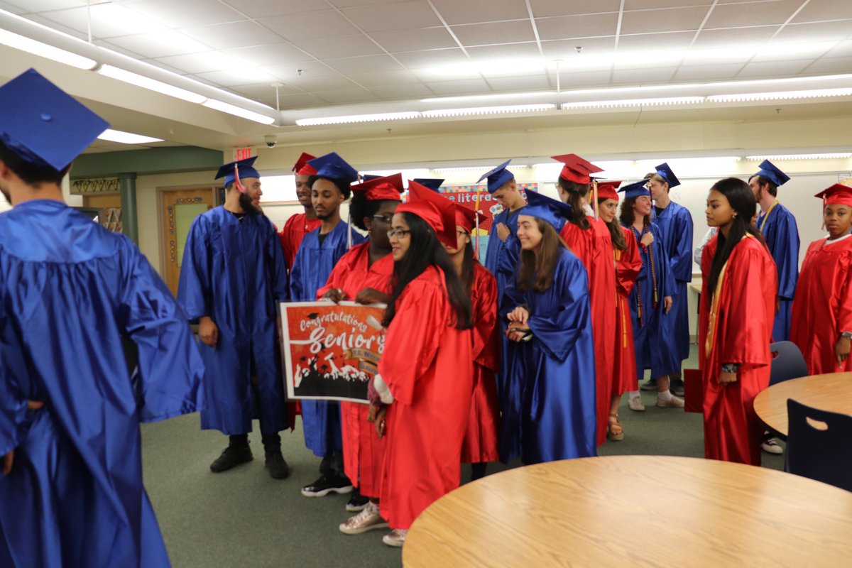 SamuelWTuckerES's tweet photo. What a beautiful morning! We welcomed our graduating @TCWTitans for a final walk through our halls. Best of luck in the future! We are rooting for you! π―π―
#MarchOfTheTitans #TitansRising #TuckerTigers #AlwaysaTiger #EveryStudent https://t.co/DnxPU95bdI