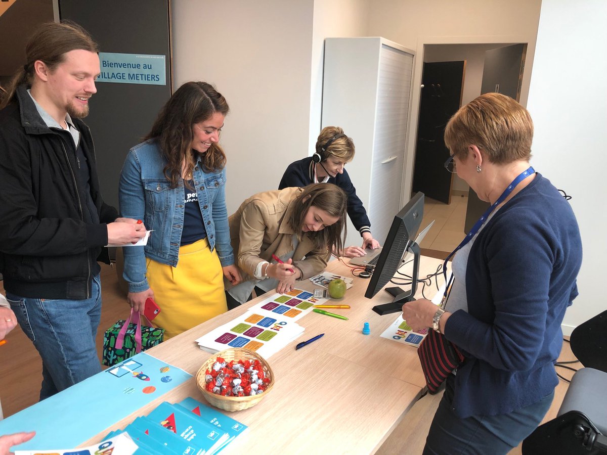 LGodenne's tweet photo. Des collaborateurs fiers de présenter leur métier et curieux de ceux des autres #fierté #bonnehumeur #assurance #prevoyance #entreprise, #corporels #auto #vva, nos réseaux commerciaux qui  recrutent...#axaouest @Mathieu_godart @benoit_poupon @beraudiere @yohanporet @dangibeauds https://t.co/wuBGN3kETN
