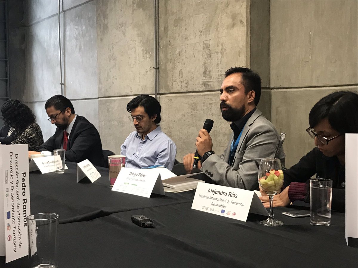 alelealv's tweet photo. En la sobremesa @CDMXglobal Megalaboratorio Urbano, intercambio sobre la agenda internacional en materia de #movilidad, desarrollo urbano, resiliencia y cambio climático #CDMXglobal https://t.co/ZGVWceIGBs