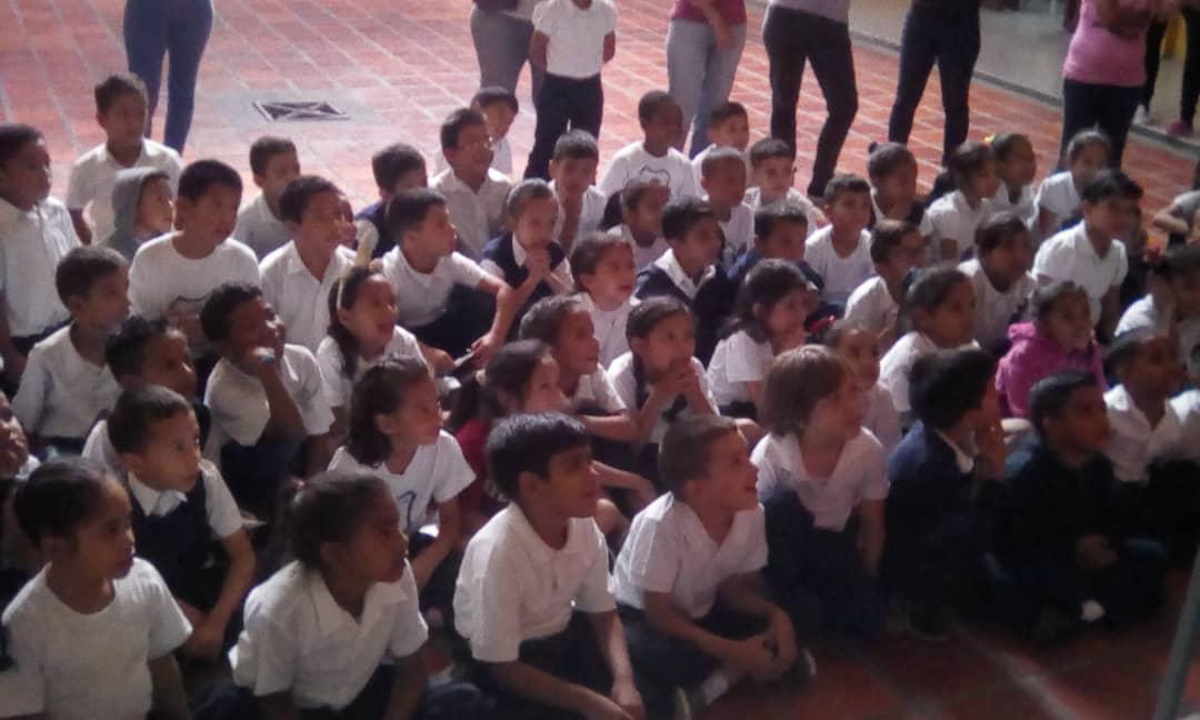 roquepsuv's tweet photo. Comisión Permanente de Educación, Deporte y Recreación, presentes en la U.E. Roberto Martínez Centeno de Caricuao https://t.co/U9IFg9jrbB
