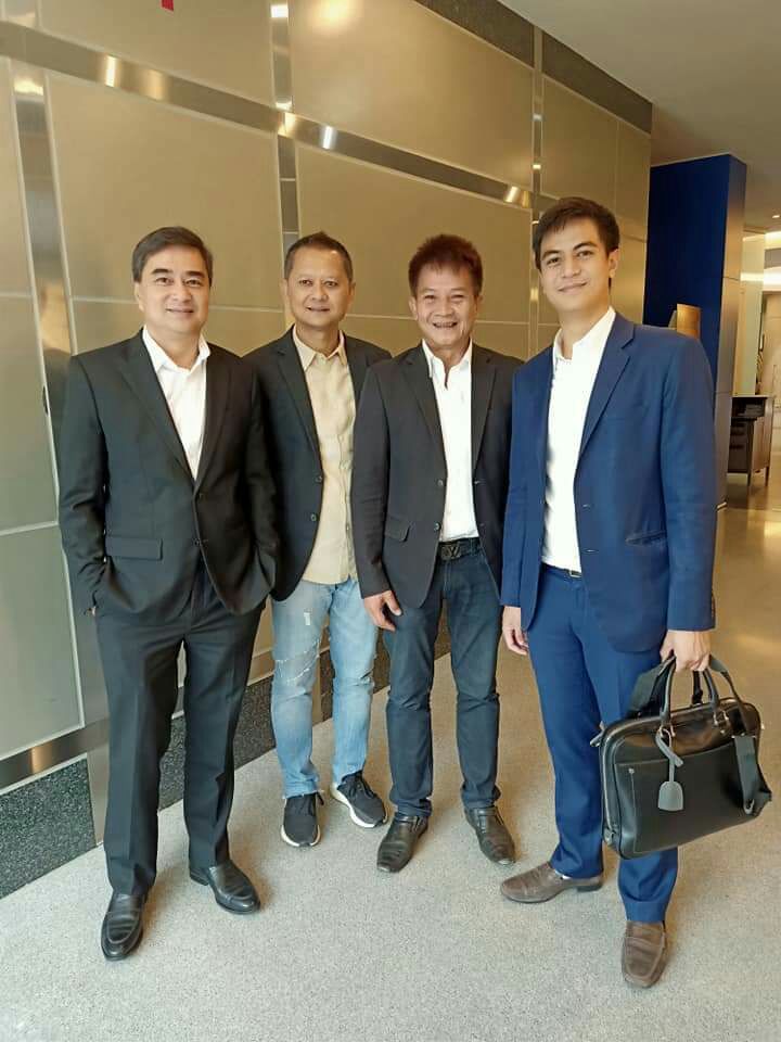 SuraiST's tweet photo. @pornohan ออร่าเปล่งทั้ง 2 คนเลยค่ะ
ดีใจที่เห็นภาพนี้
#StandwithAbhisit #StandwithParitw https://t.co/3vjR4UvFnn