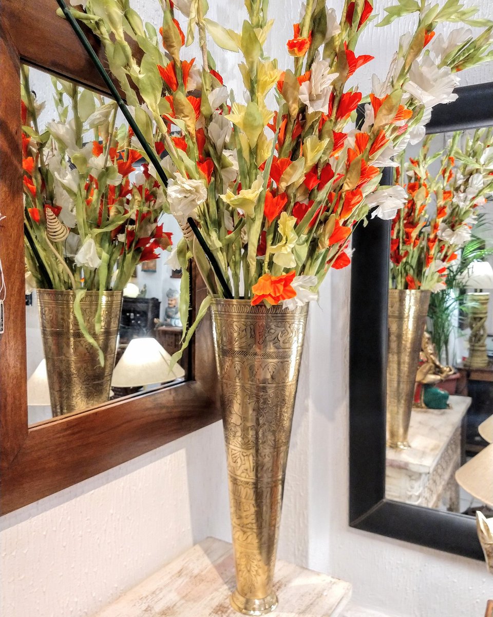 SunilCollection's tweet photo. A vase of flowers will embellish the interiors of a dull room in the most delightful way. Made up of high quality brass with Arabic script inscription, this case will instantly uplift the aura of the room it is in.
#vase #flowervase #brass #bronze #handicraft #countrycollection https://t.co/YWRNk0Dipx