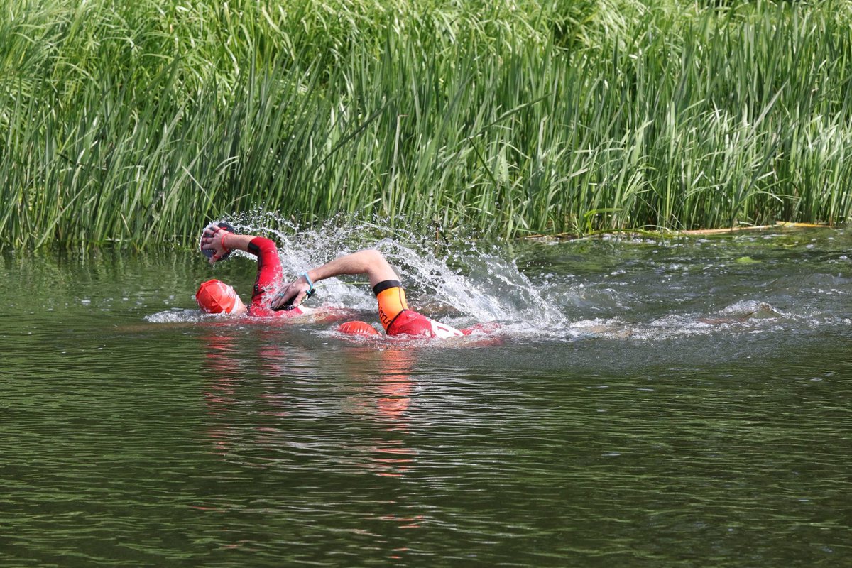 Nothing like being in sync with your Swimrun partner! 🏃‍♀️🏊‍♀️🏃‍♀️🏊‍♀️🏃‍♀️🏊‍♀️ #swimrun #halfmarathon #trailrunning #openwaterswimming #rivernene #riverswimming #sprint #21k #10k #synchronizedswimming #insync