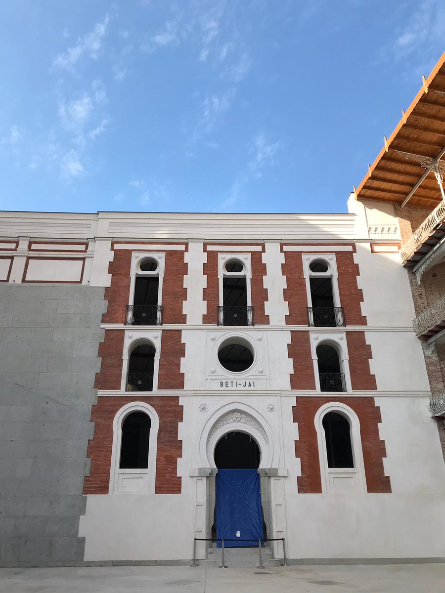 ferrovial_es's tweet photo. Hoy hemos visitado el frontón #BetiJai de Madrid. Un edificio emblemático, único del mundo con sus características, que hemos rehabilitado junto a @MADRID. Aquí el resultado 👇 https://t.co/2HjIkMVsm6