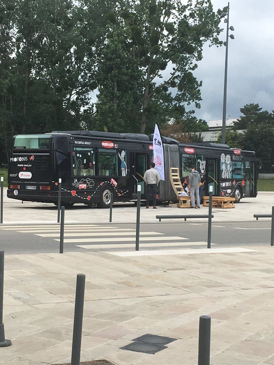 VBergeron9's tweet photo. Sur le parvis de @centralesupelec, pour mieux connaître le cluster @ParisSaclay dans le #PROTOBUS du FabLab @PROTO204 ! Focus sur le quartier de Moulon, situé sur les communes de @VilledeGif @Orsaynotreville et Saint-Aubin. #enseignement #recherche #innovation @ComParisSaclay https://t.co/8OjksNhtgV